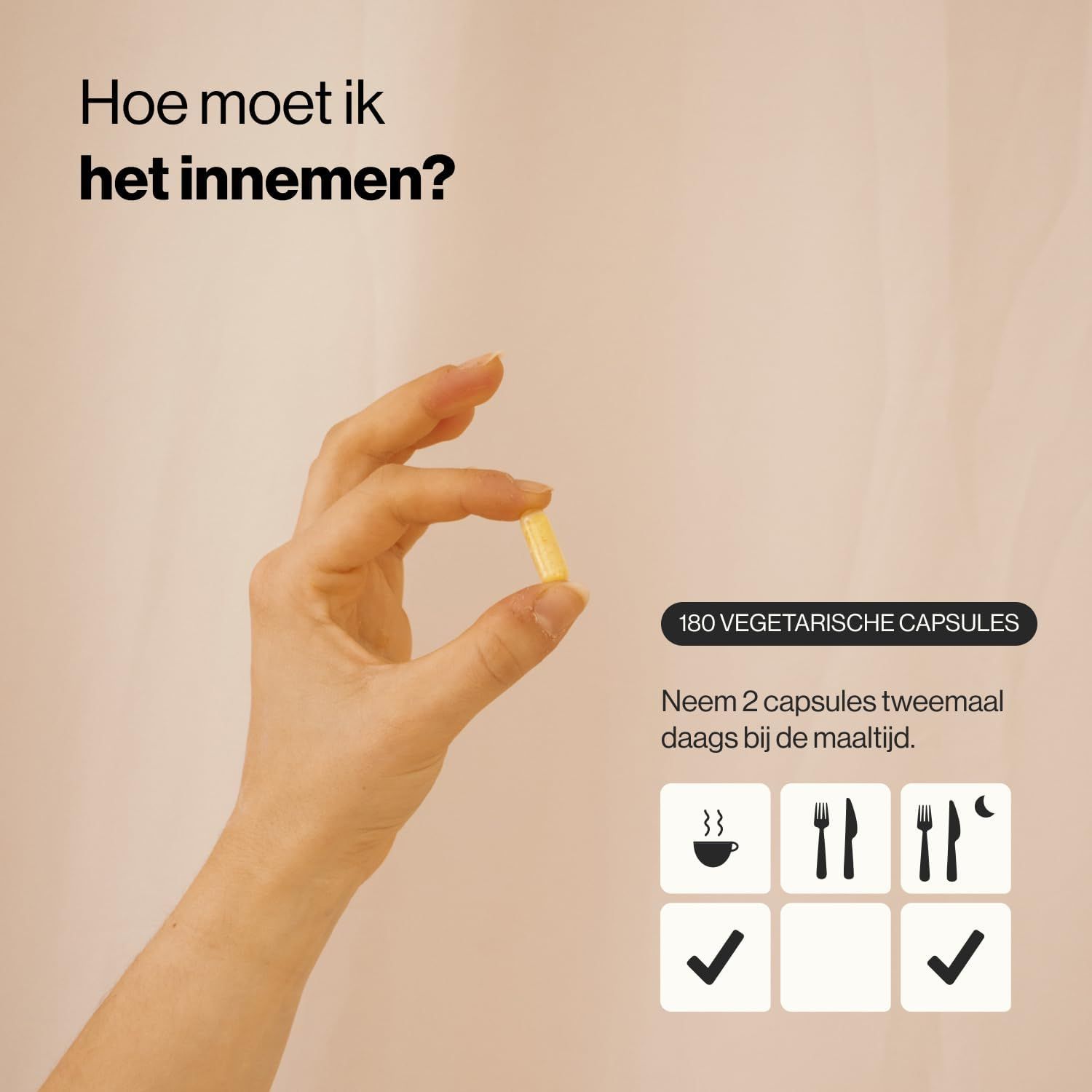 Hand houdt gele capsule vast. Ernaast: 180 vegetarische capsules, inname-instructies.