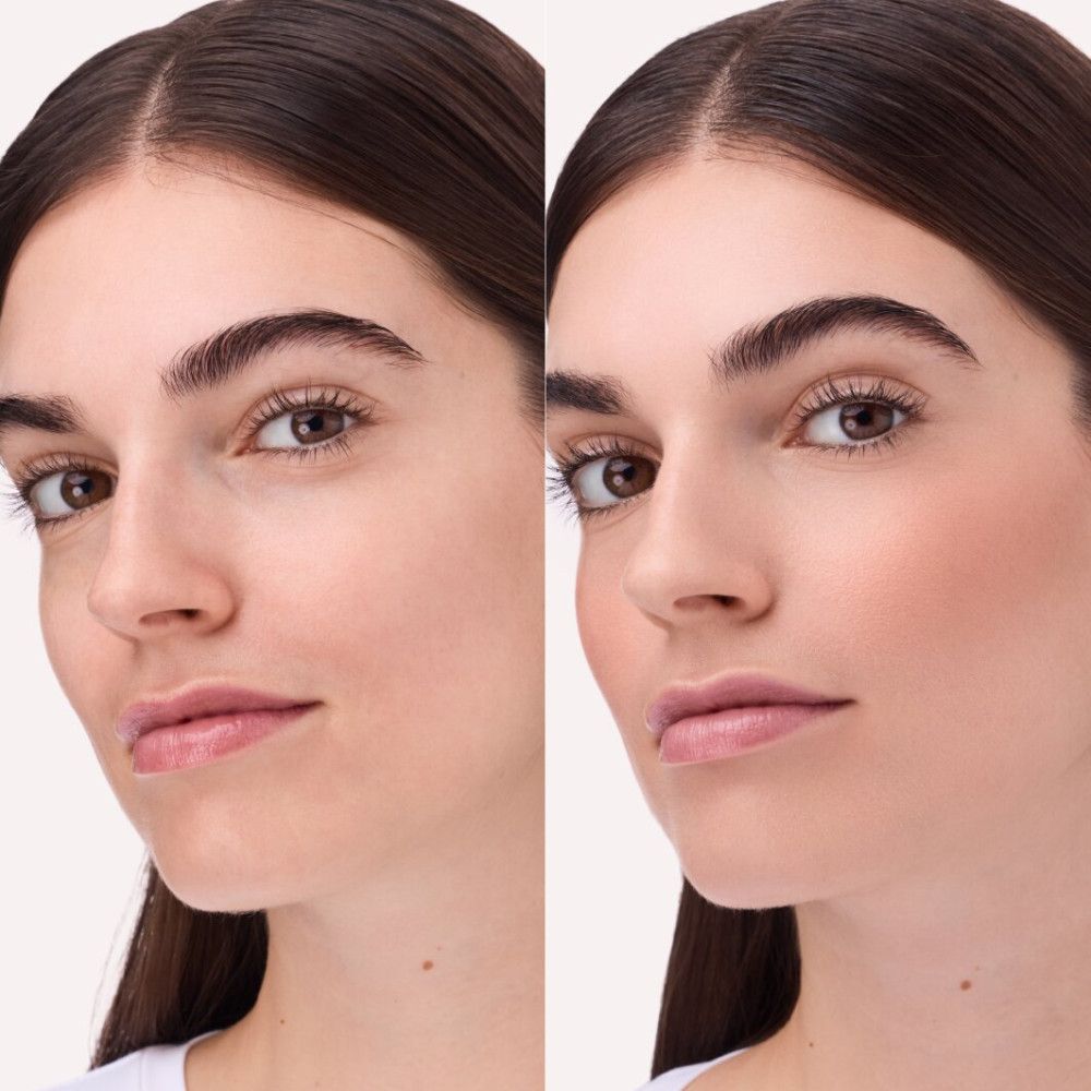 Deux gros plans d'un visage. À gauche sans fard à joues, à droite avec fard à joues sur les joues.