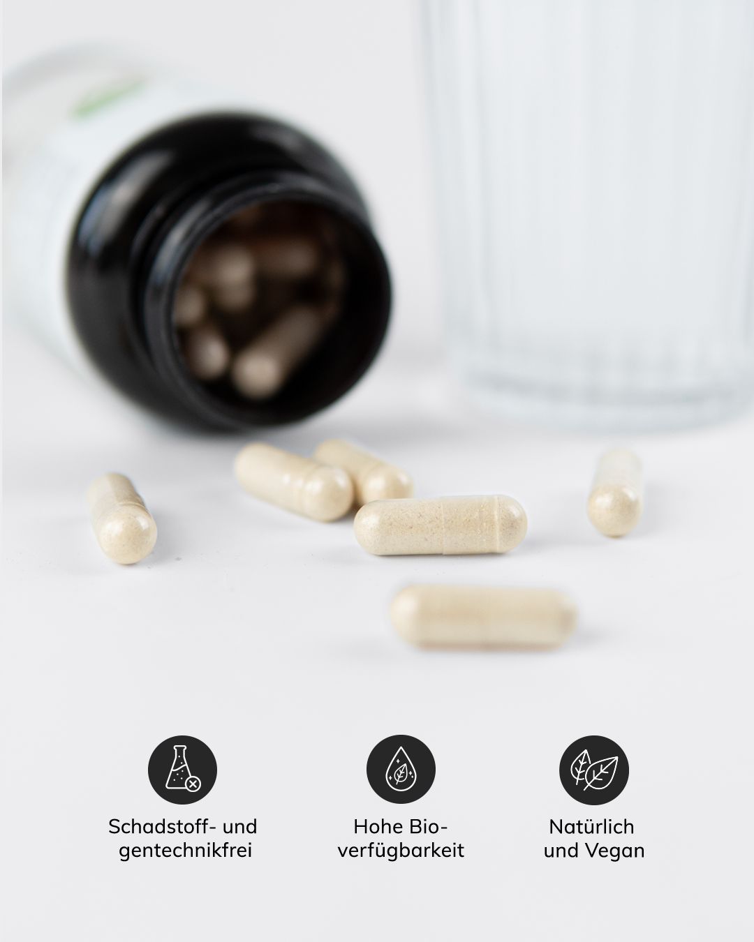 Capsules naast een geopende fles. Symbolen: Vrij van verontreinigende stoffen, hoge biologische beschikbaarheid, natuurlijk en veganistisch.