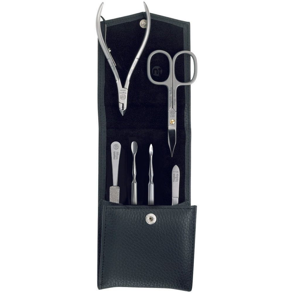 Zwart leren etui met zilveren manicuregereedschap: nagelknipper, schaar, vijl, bokkenpoot en twee andere tools.