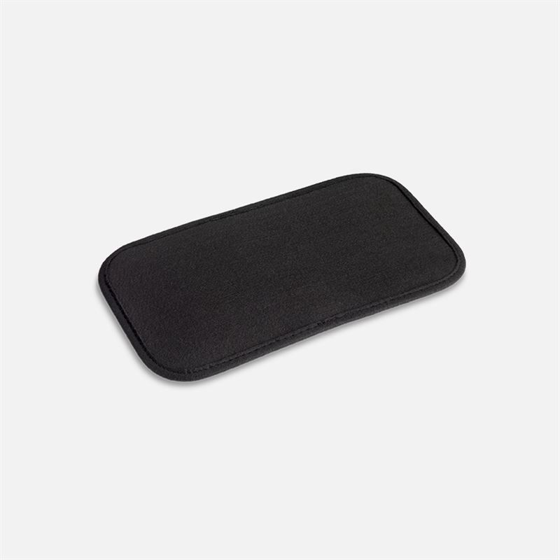 Tapis de protection thermique rectangulaire noir avec coins arrondis. Sur fond blanc.
