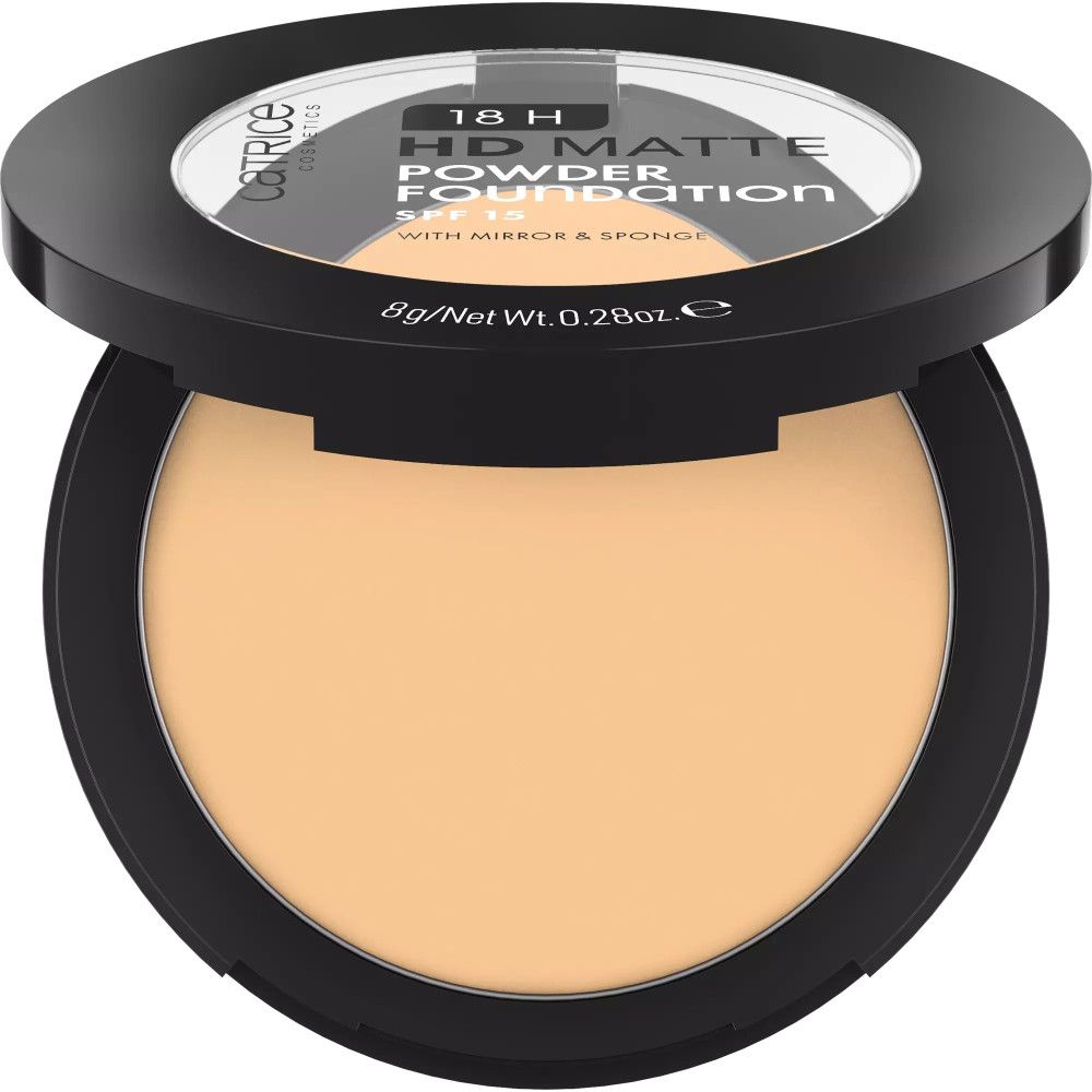 Poudre compacte avec miroir et éponge. Emballage noir ouvert. Texte: 18 H HD Matte Powder Foundation, SPF 15.