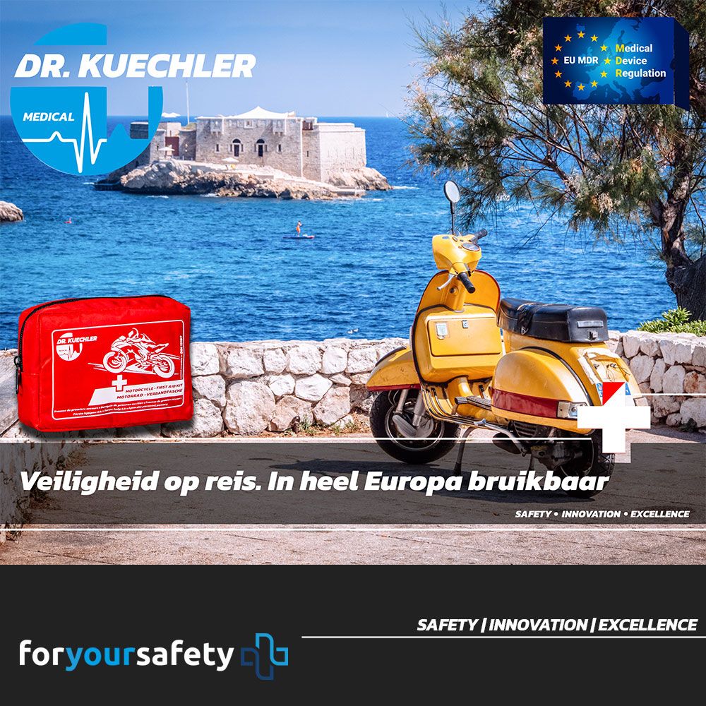 Rode EHBO-tas naast gele scooter. EU MDR-certificering. Tekst: Veiligheid op reis. In heel Europa bruikbaar.