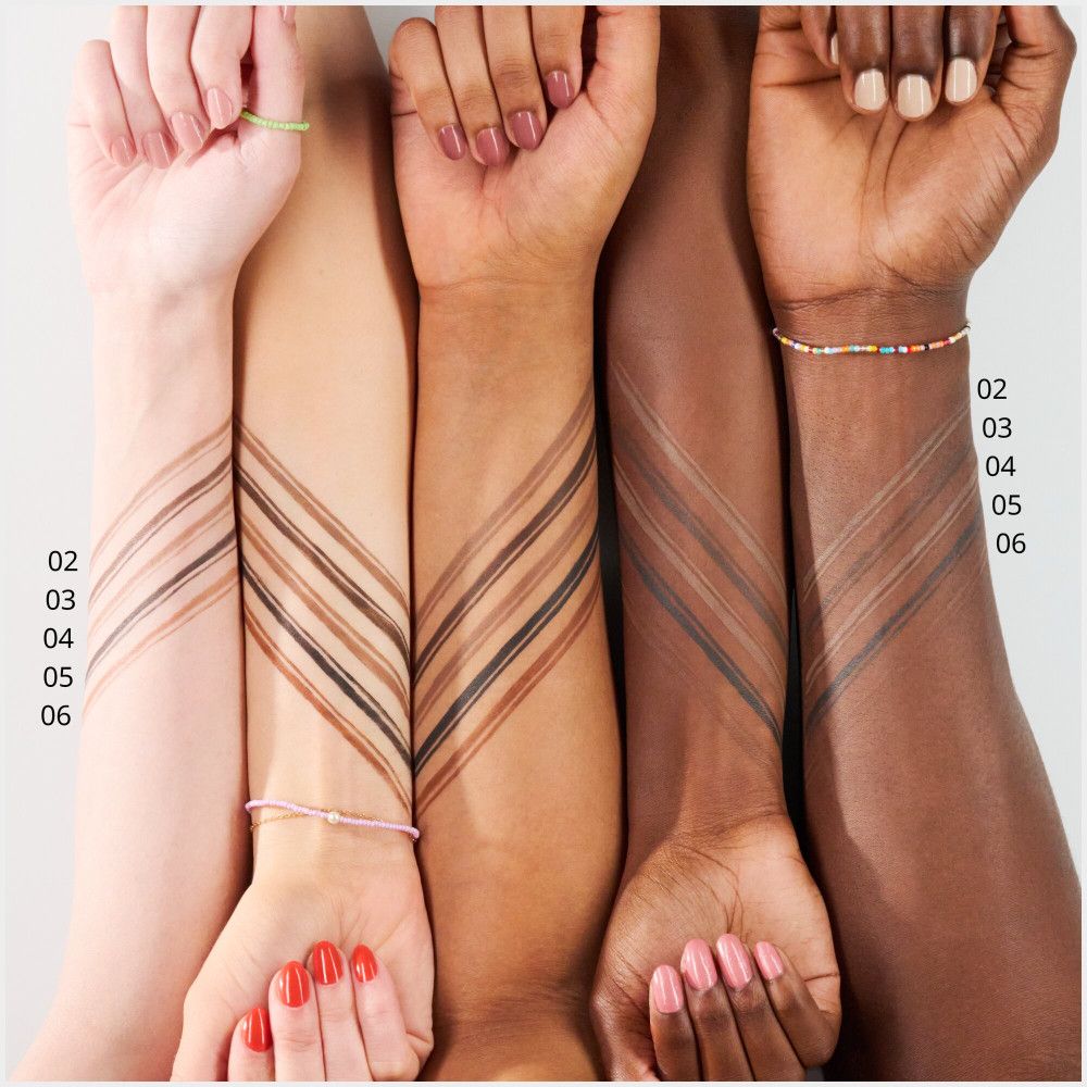 Bras avec différents tons de peau testant des crayons à sourcils. Numéros de couleur.