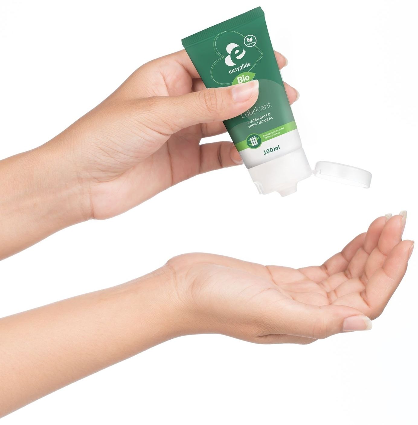 Mains tenant un tube vert avec bouchon blanc. Inscription: Easyglide Bio Lubricant. À base d'eau, 100% naturel.