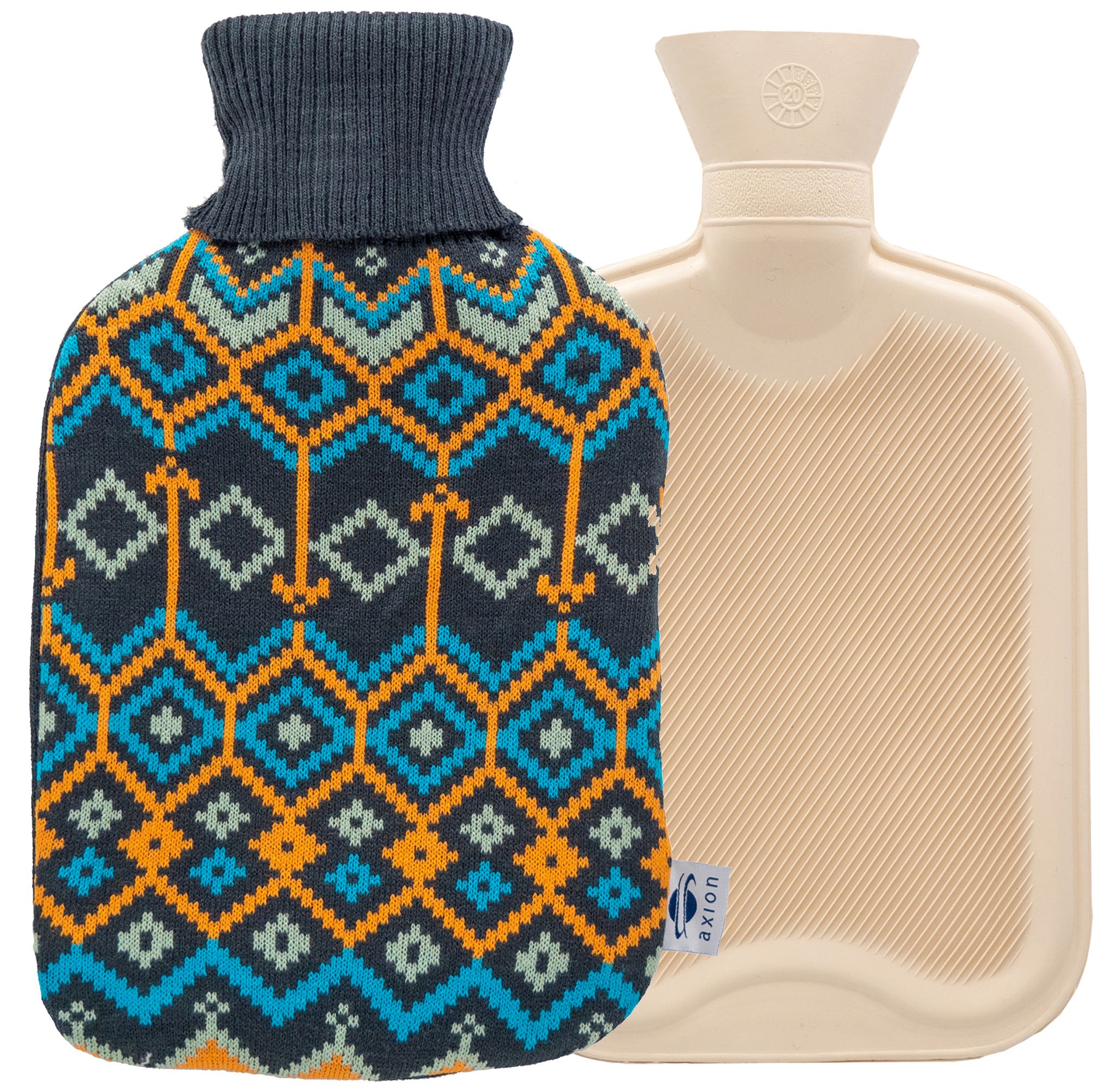 Warmwaterkruik en gebreide hoes. Beige fles, blauwe gebreide hoes met patroon. axion® logo.