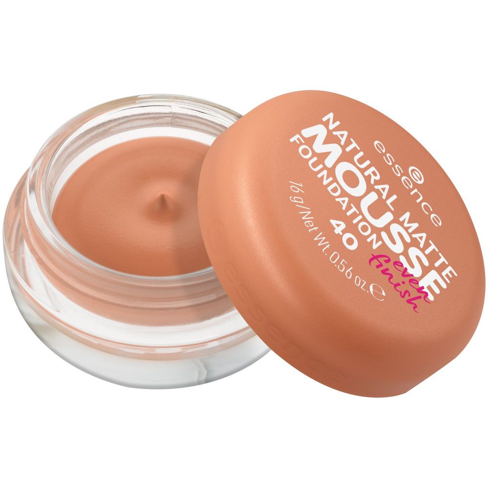 Open potje Essence Natural Matte Mousse Foundation. Deksel ernaast. Product en deksel zijn lichtoranje. Productnaam staat op deksel.