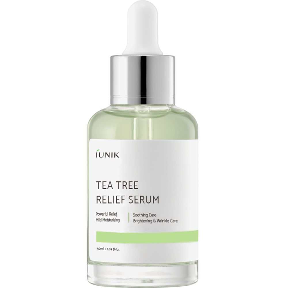 Flacon iUNIK Tea Tree Relief Serum. Étiquette blanche avec texte. Compte-gouttes. 50ml/1.69 fl.oz. Gros plan.