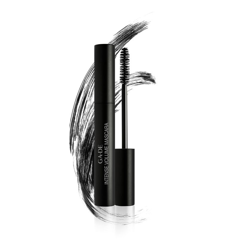 Tube de mascara noir avec brosse et trait noir. Inscription: GA-DE Intense Volume Mascara.