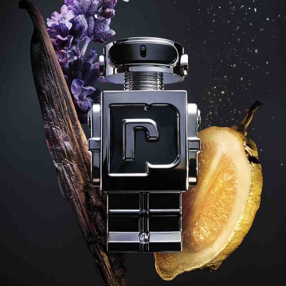 Flacon robot argenté avec logo "P" noir. À côté, gousse de vanille, lavande et poire.