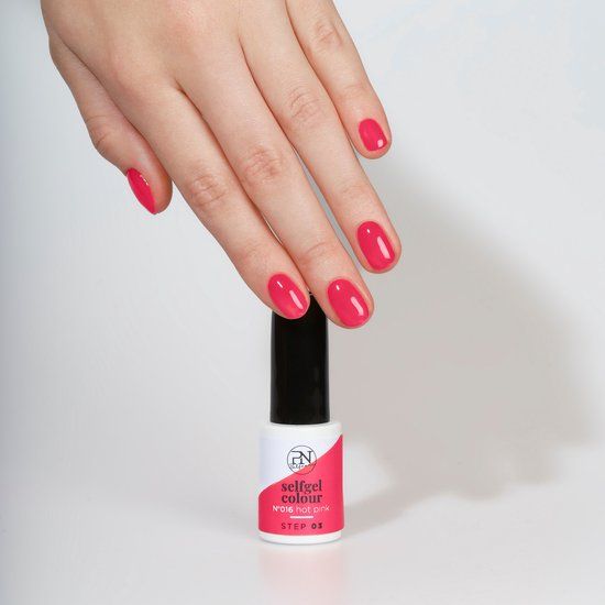 Main avec ongles vernis Hot Pink. Flacon de vernis à ongles avec bouchon noir. Inscription : N16 Hot Pink, Step 03.