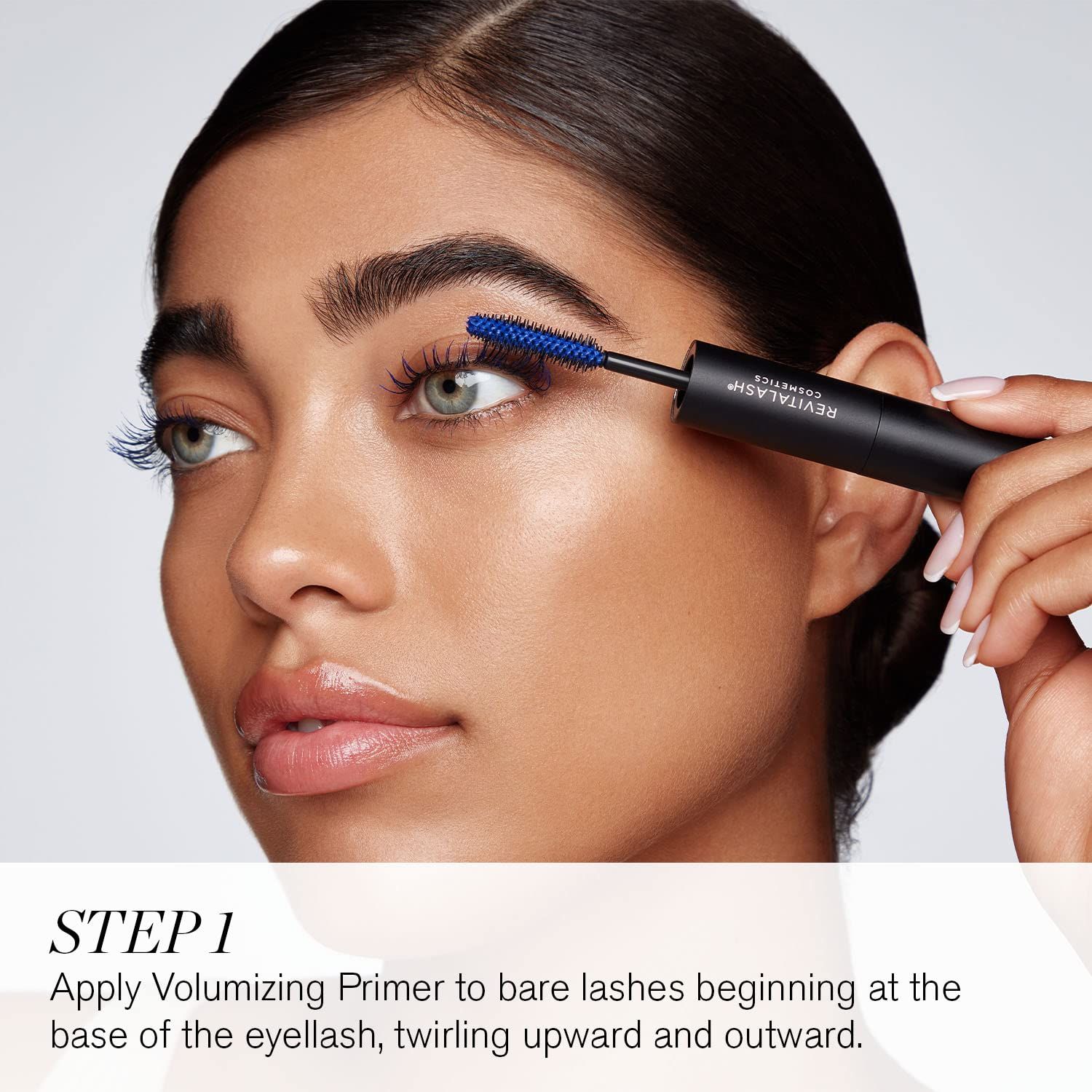 Femme appliquant une base bleue sur les cils. Récipient noir avec logo RevitaLash Cosmetics. Étape 1 : Appliquer la base sur les cils.