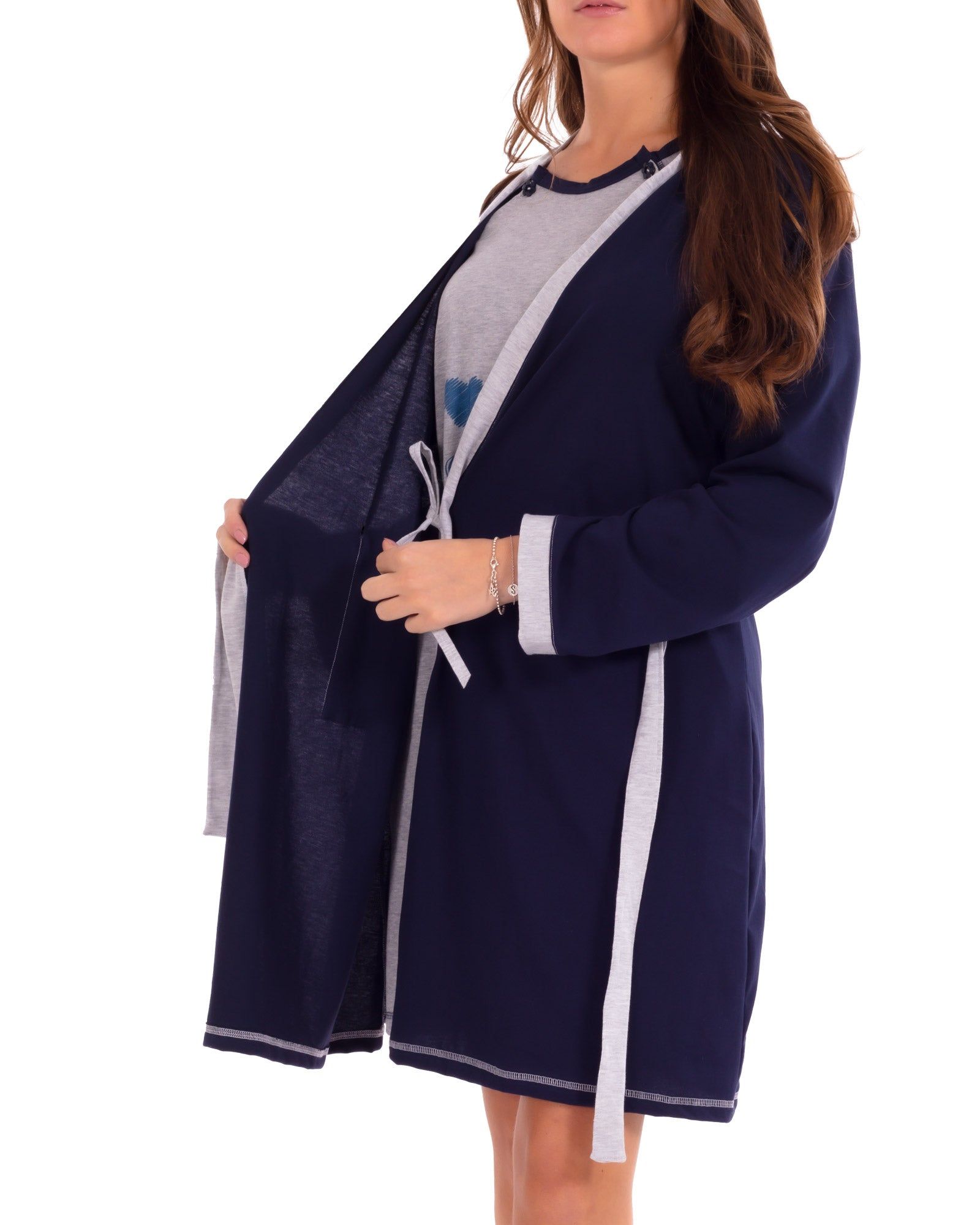 Robe de chambre bleue en coton bio, bordure grise et ceinture. Ouverte.