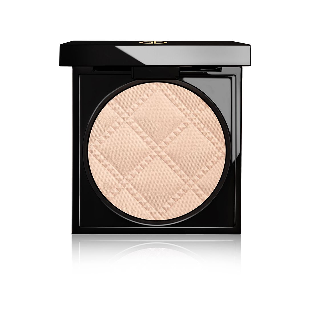 Poudre compacte dans un boîtier carré noir. Poudre beige avec motif gaufré. Couvercle noir avec logo doré.
