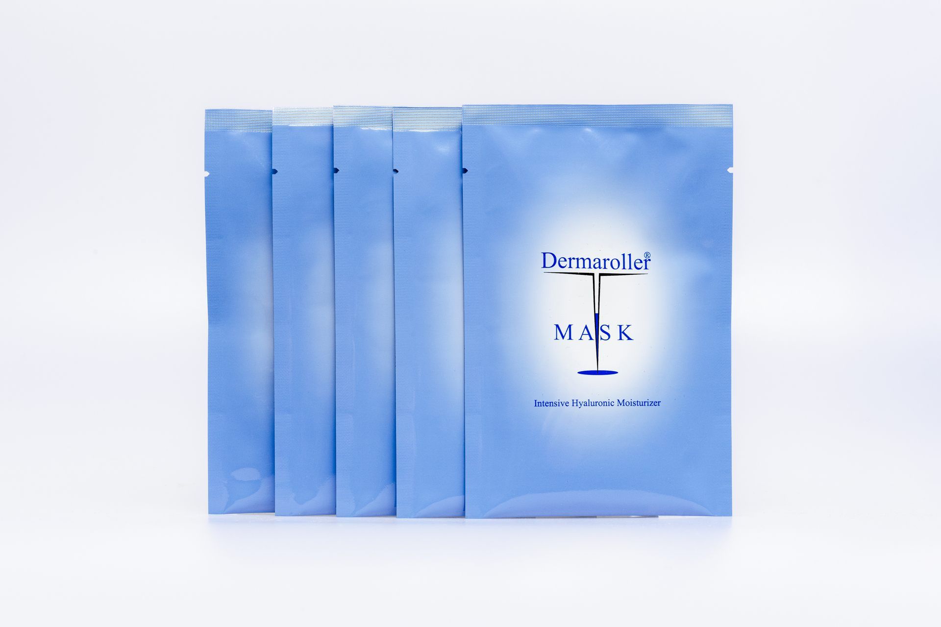 Vijf individueel verpakte Dermaroller Maskers in blauwe zakjes, close-up.