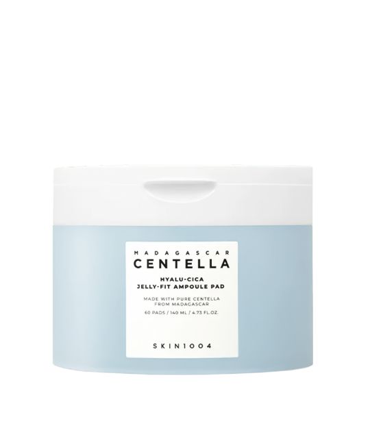 Contenant bleu et blanc avec couvercle. Étiquette avec texte: CENTELLA, HYALU-CICA JELLY-FIT AMPULE PAD, SKIN1004. 60 pads.