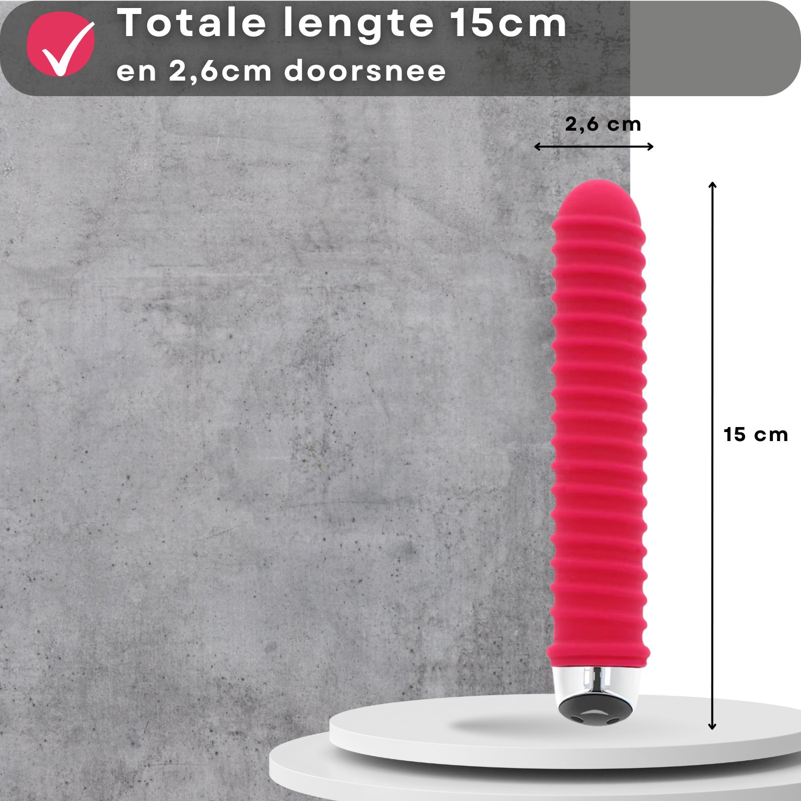 Rode vibrator met groeven. Tekst: 15cm lang, 2,6cm doorsnee.