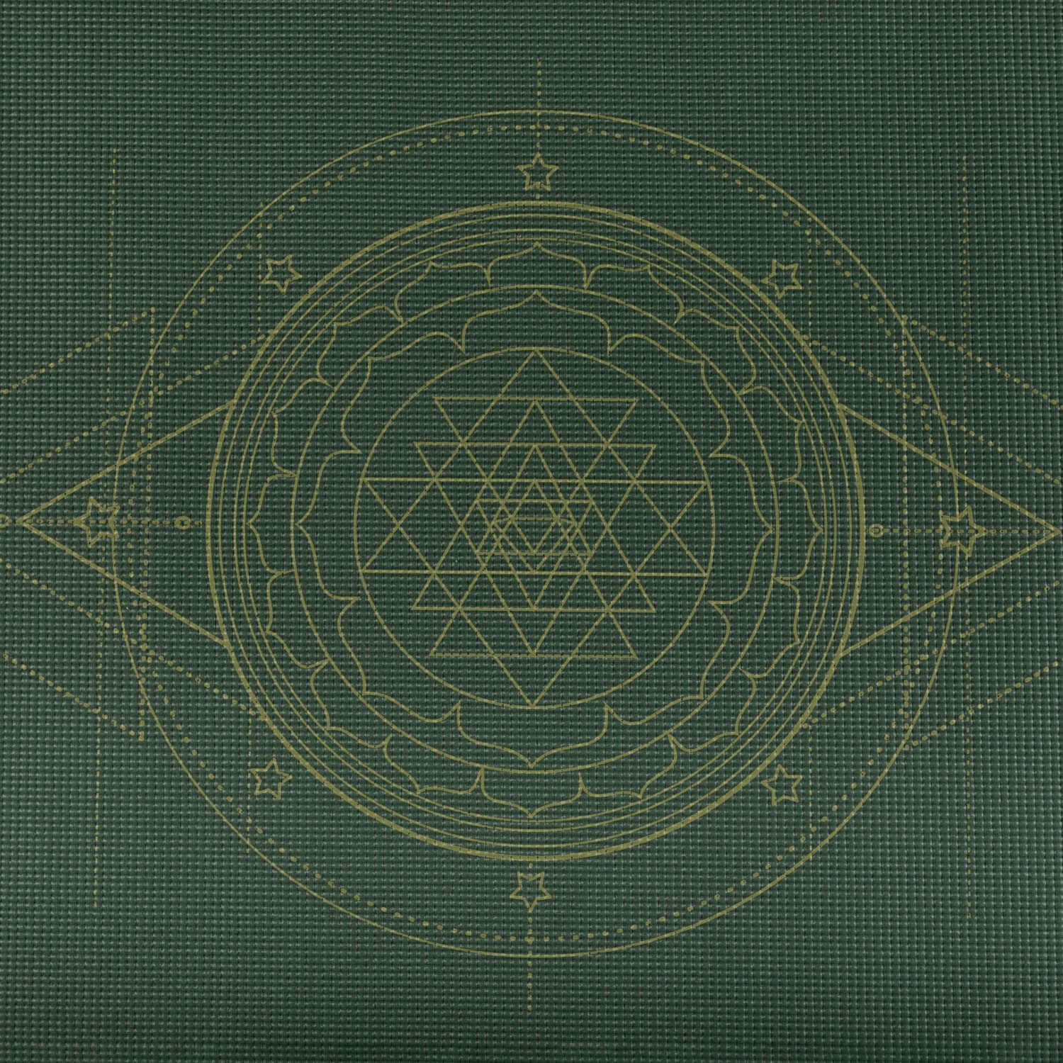 Close-up van een groene yogamat met gouden geometrische patronen. Gedetailleerde weergave van het oppervlak.
