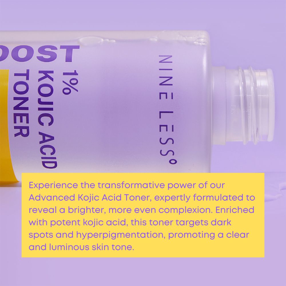 Gros plan sur un flacon de toner. Texte: Advanced Kojic Acid Toner, cible les taches sombres et l'hyperpigmentation.
