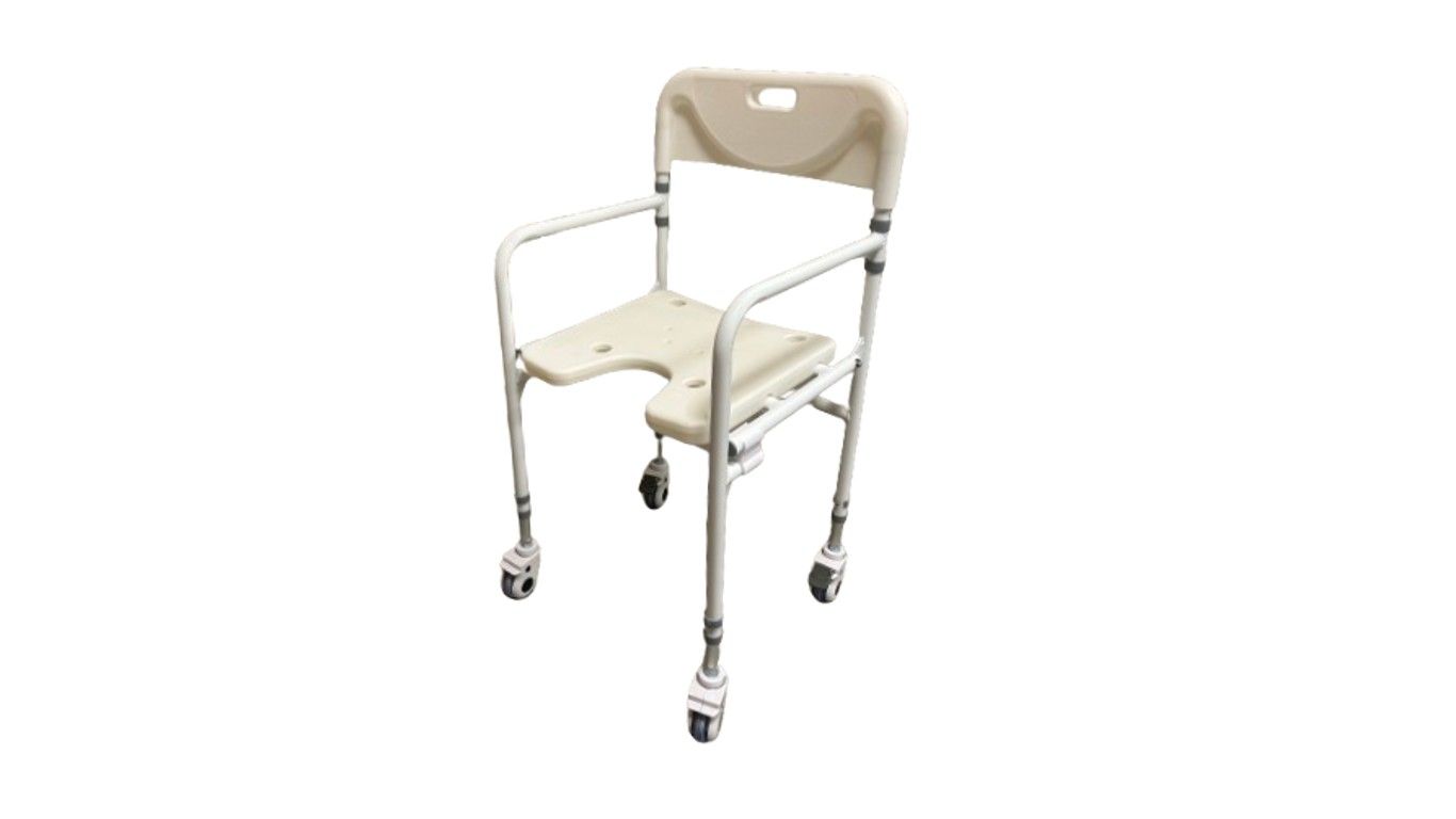 Chaise de douche pliable à roulettes. Siège et dossier beiges, cadre blanc, accoudoirs. Quatre roues.