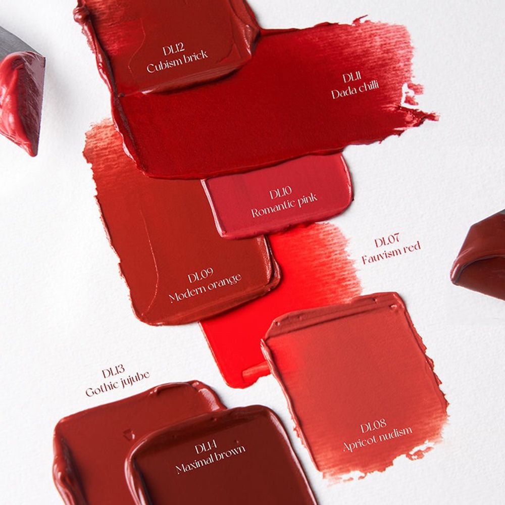 Différentes couleurs de gloss sur fond blanc. Les noms des couleurs sont visibles.