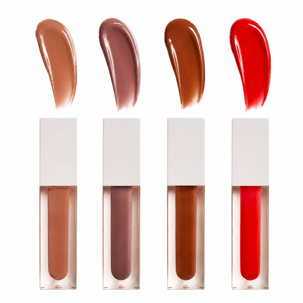 Quatre gloss à lèvres Pro Supreme et échantillons de couleur. Flacons avec capuchons blancs. Échantillons : nude, mauve, brun, rouge.