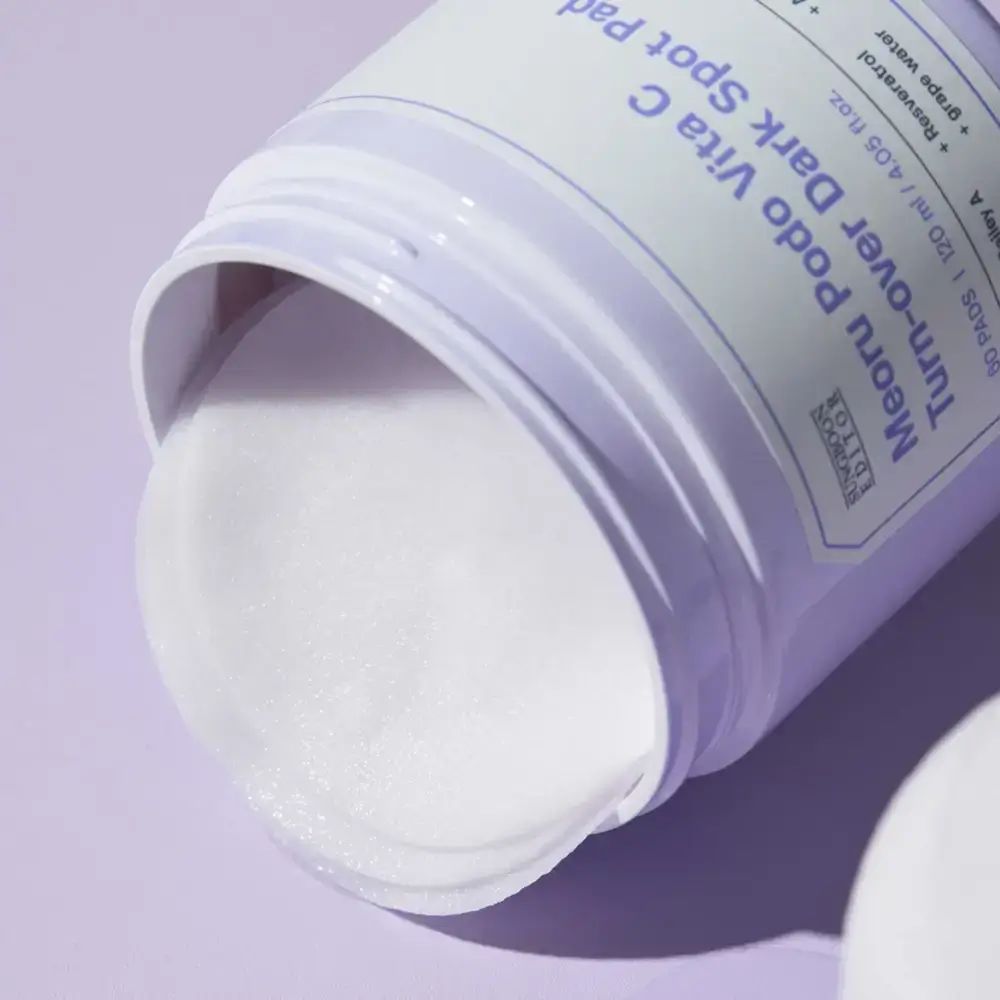 Geopend product met pads. Opschrift: Meoru Podo Vita C Turn-over Dark Spot Pad. Pads zichtbaar.