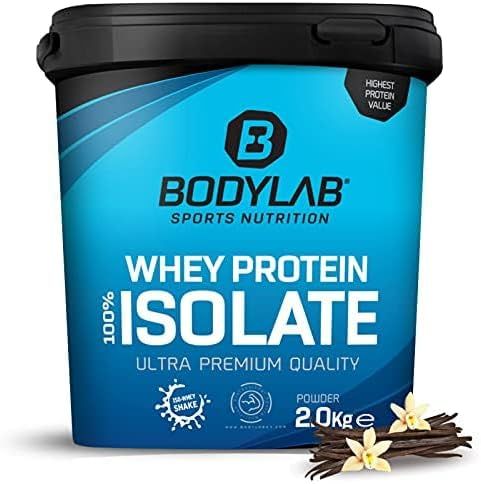 Blauwe emmer Bodylab Whey Protein Isolate. Opschrift: 100% Whey Protein Isolate, 2.0Kg, Vanille. Vanillestokjes en bloemen.