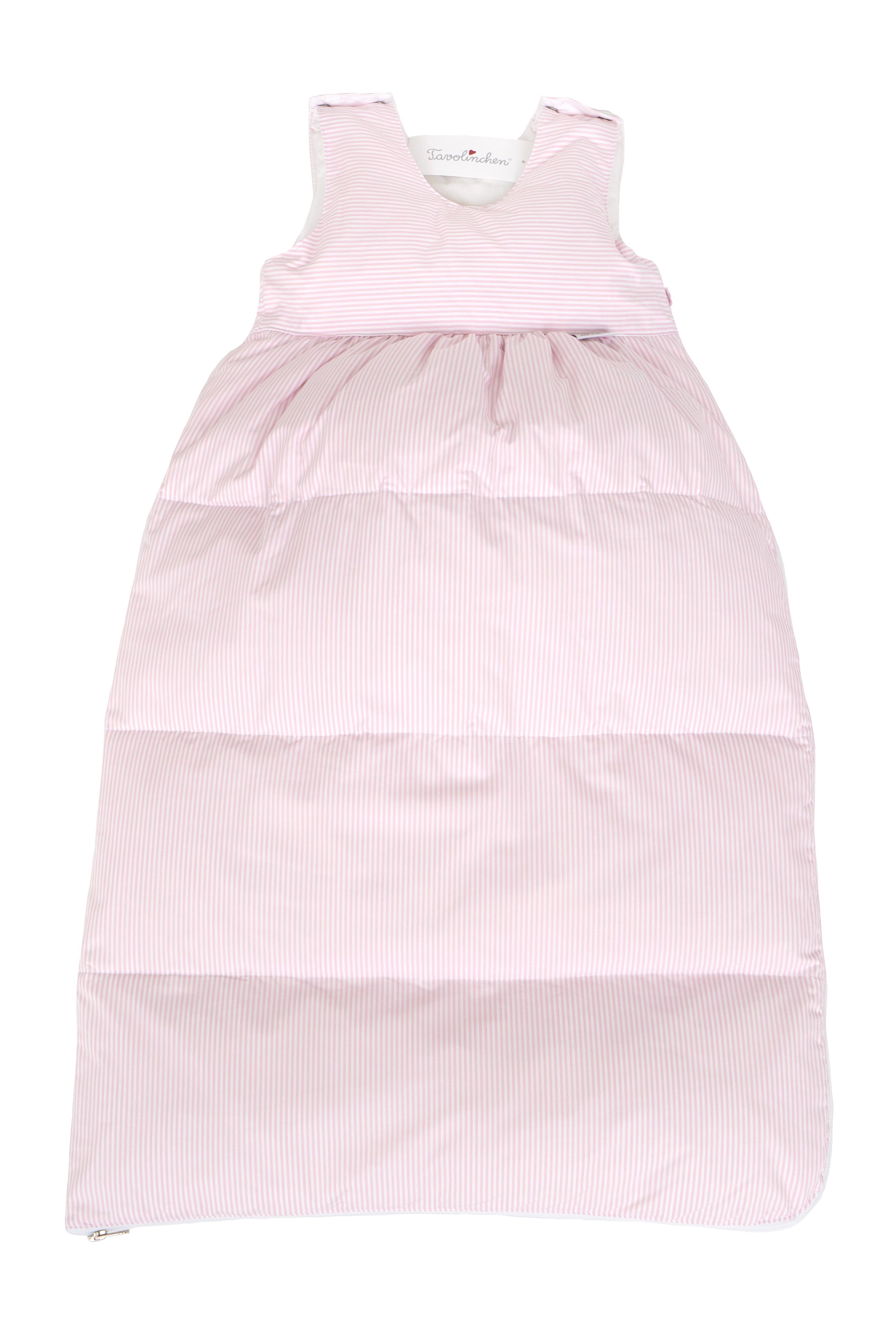 Gigoteuse en duvet à rayures roses. Coutures matelassées horizontales. Doublure intérieure blanche. Encolure en V. Boutons aux épaules.