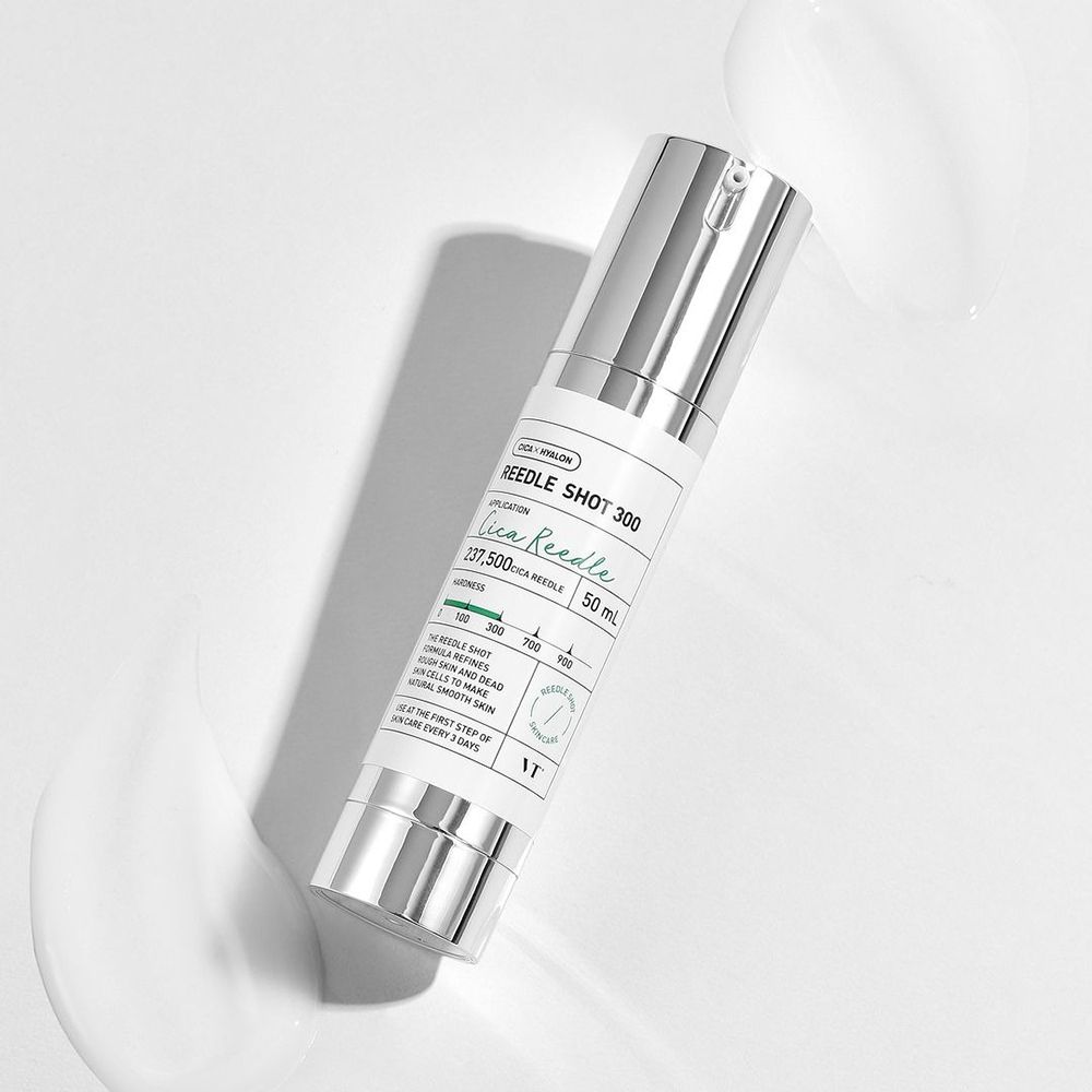 Flacon argenté avec texte: Reedle Shot 300, 50 ml. Produit sur fond blanc avec crème.