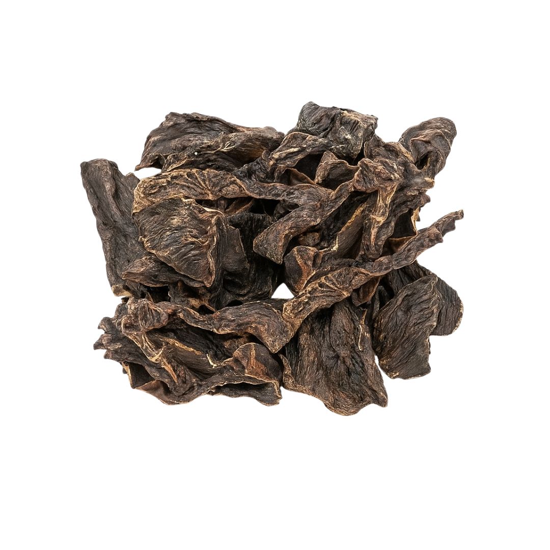 Hoop gedroogde, donkerbruine stukken vlees. De stukken zijn onregelmatig van vorm en hebben een gerimpeld oppervlak.