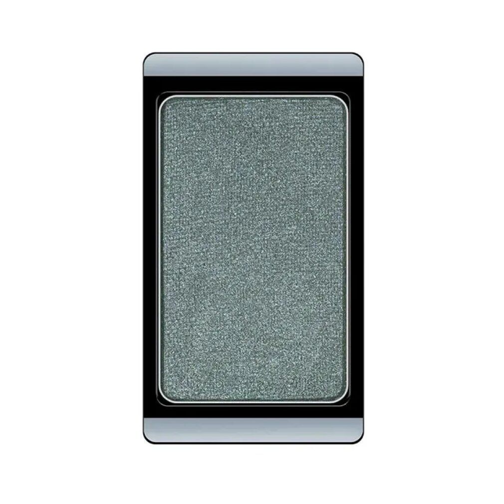 Groene oogschaduw in een rechthoekige, zwarte en zilveren compactverpakking. De oogschaduw heeft een glinsterend oppervlak.
