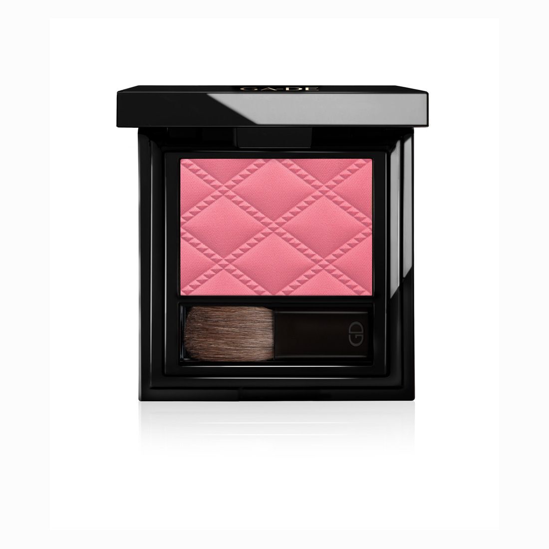Roze blushpoeder in vierkante zwarte compacte verpakking met kwast. Reliëfoppervlak.