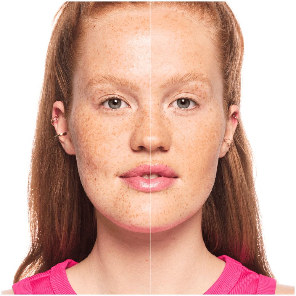 Visage d'une femme divisé en deux moitiés. Une moitié maquillée, l'autre non.