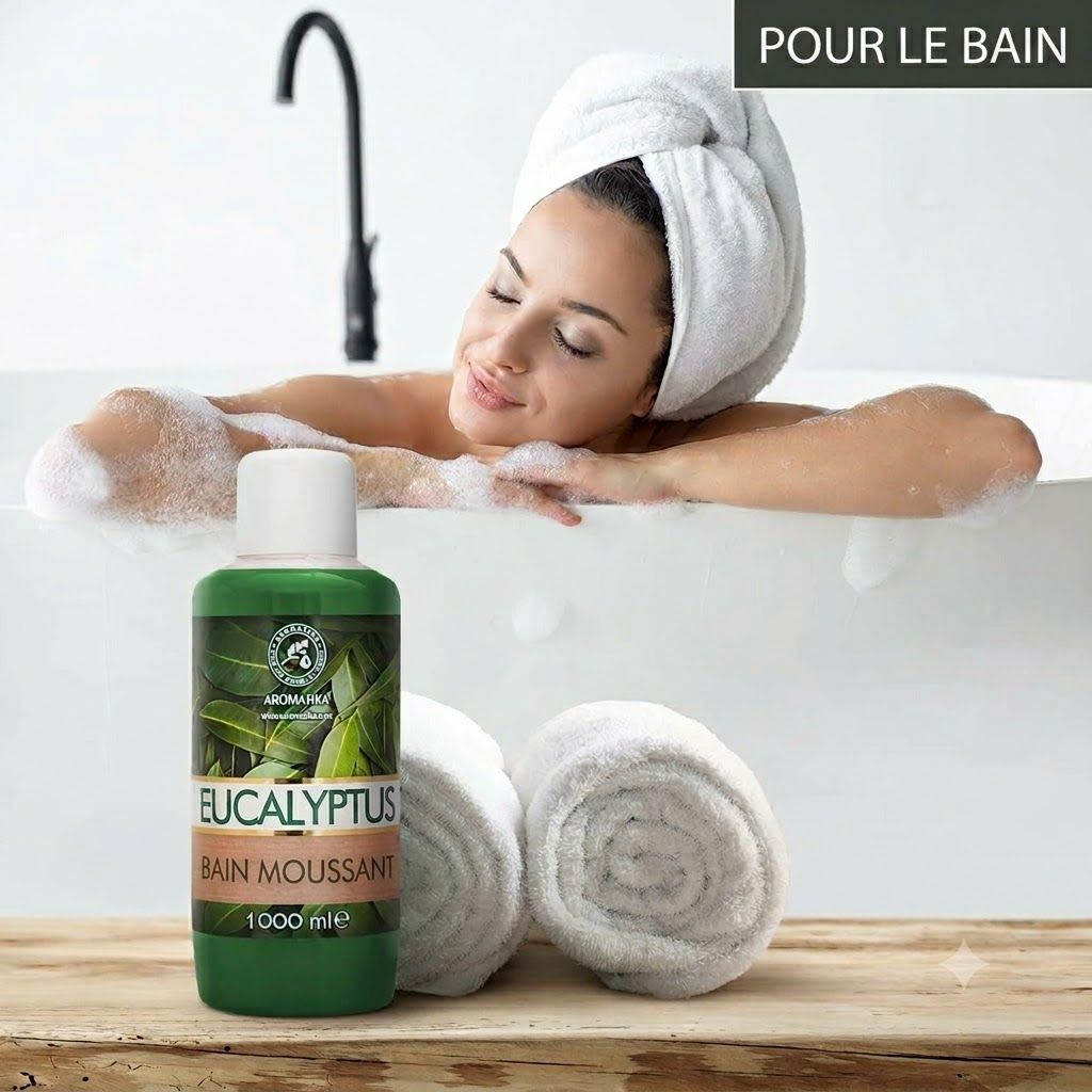Bouteille verte de bain moussant à l'eucalyptus, 1000 ml. Femme se relaxant dans une baignoire.