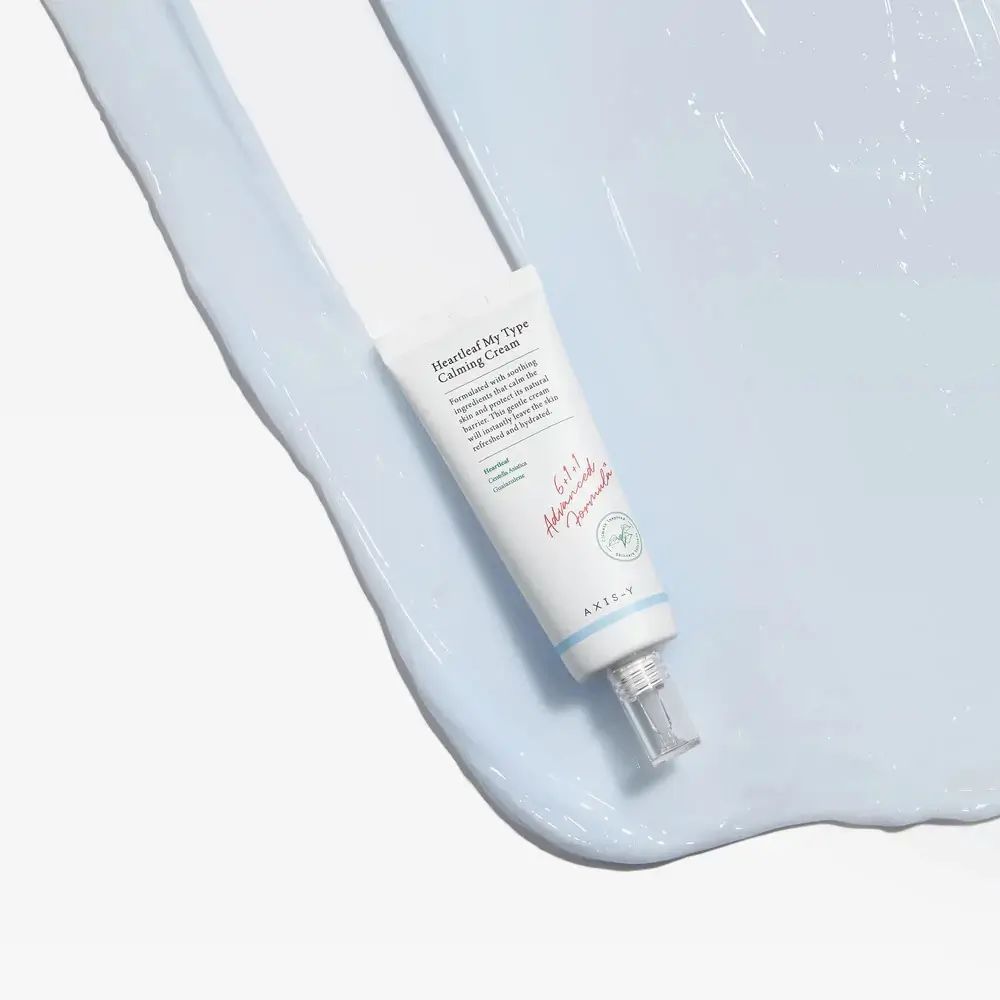 Tube Heartleaf My Type Calming Cream op blauwe ondergrond. Crème uitgesmeerd op de ondergrond.