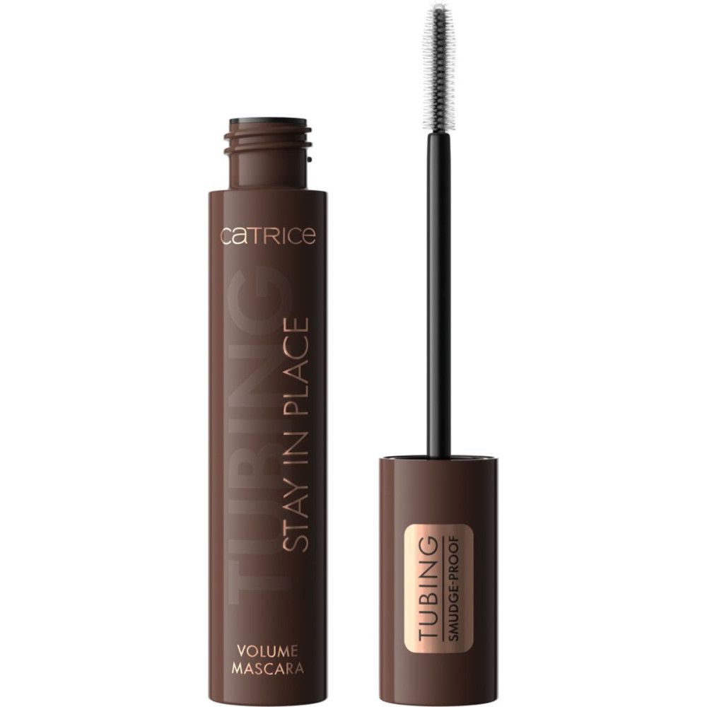 Bruine mascara tube met geopende applicator. Opschrift: Catrice, Tubing, Stay In Place, Volume Mascara. Met opschrift: Tubing, Smudge-Proof.