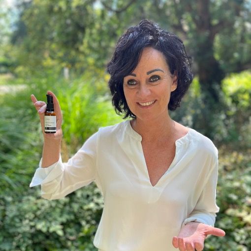 Femme tenant un flacon. Texte : Lifting Face Cream. Logo : oxy8. La femme sourit.