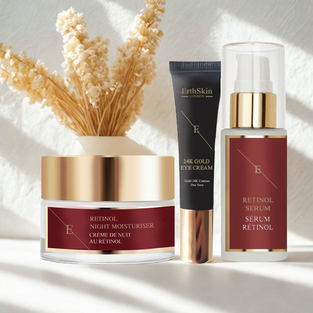 Ensemble crème de nuit, crème pour les yeux et sérum. Sur fond clair avec branches décoratives. Récipients en verre et tube.