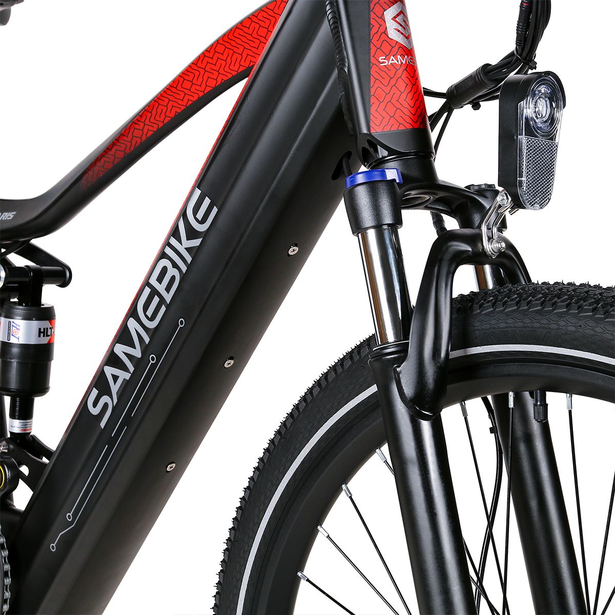 Gros plan du cadre du vélo électrique. Marque SAMEBIKE visible. Noir et rouge.