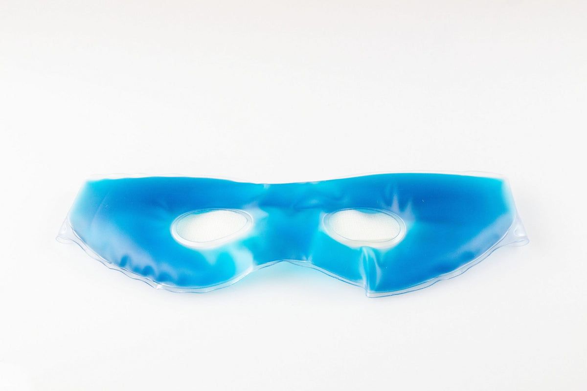 Masque facial en gel bleu. Masque pour les yeux avec ouvertures. Réutilisable. Sur fond blanc.