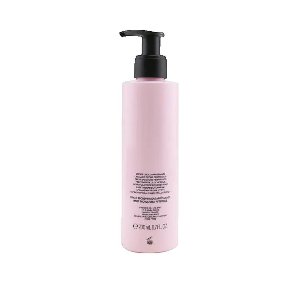 Flacon rose avec pompe noire. Inscription: Crème de Douche Parfumée. Texte au dos.