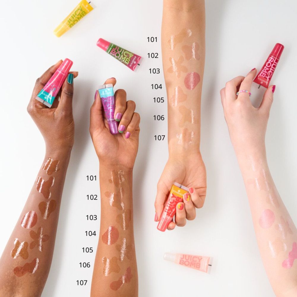 Plusieurs mains avec des échantillons de gloss. Différentes couleurs et textures. Noms de produits et numéros sur les bras. Plusieurs tubes de gloss.