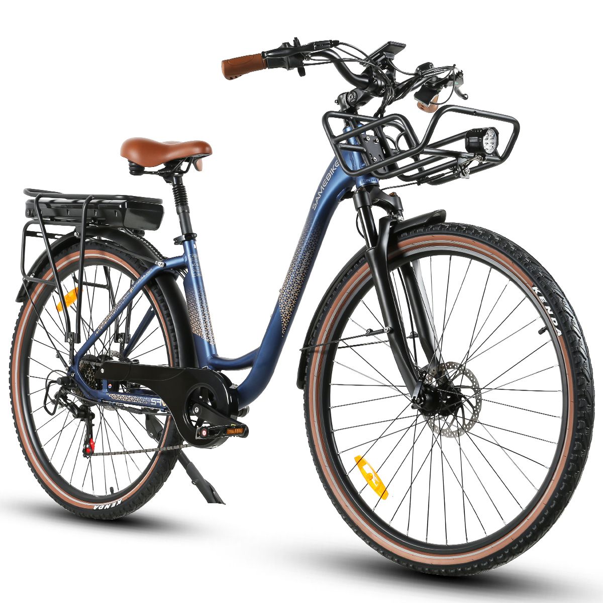 Blauwe elektrische fiets met bruin zadel en stuur. Mand voor, bagagerek achter. Zwarte banden met beige zijkanten.