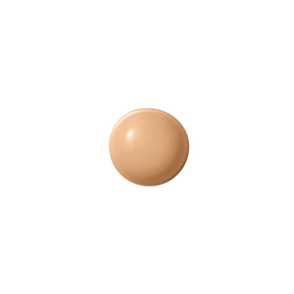 Goutte de correcteur beige. Forme ronde. Couleur beige clair. Sur fond blanc.