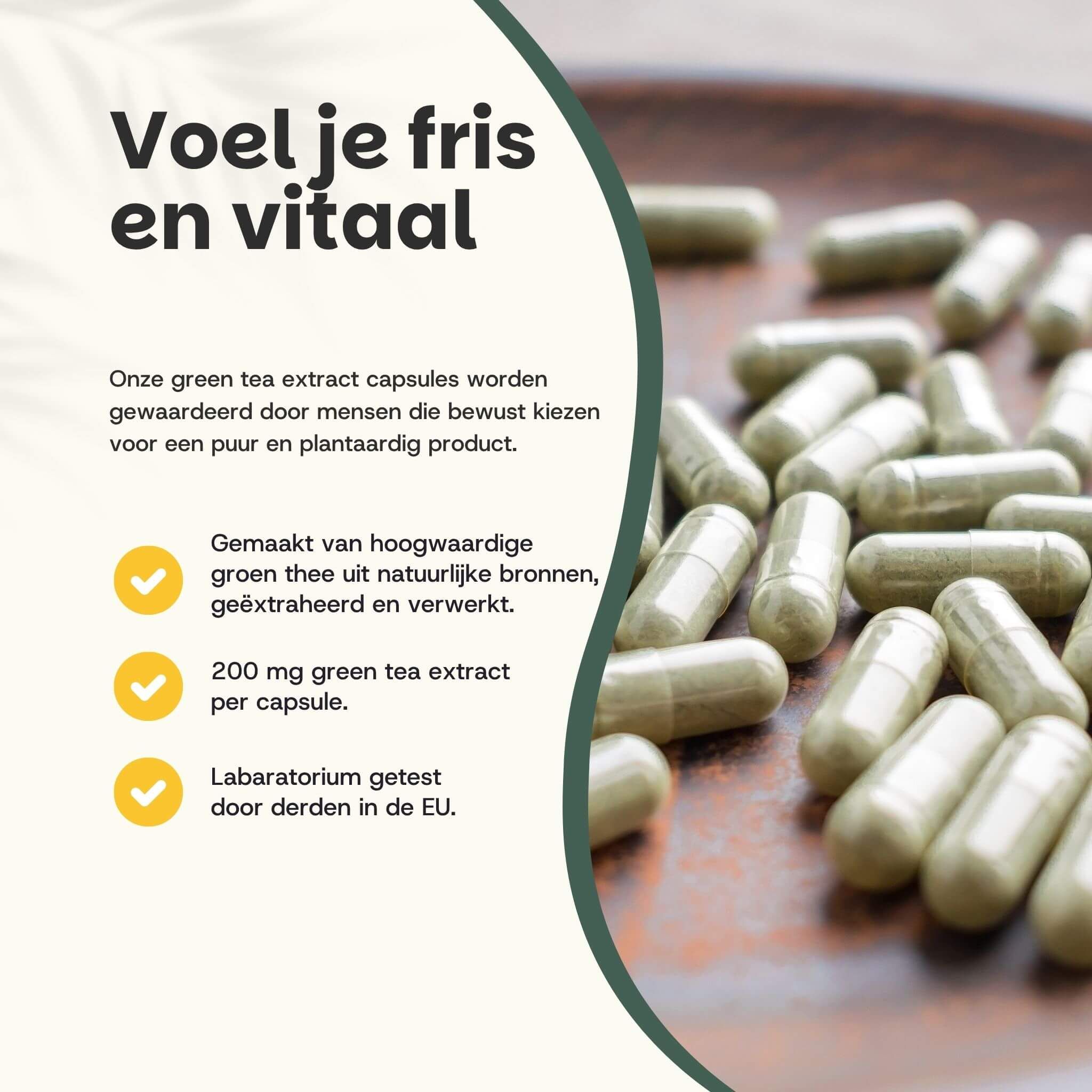 Groene capsules op een bord. Tekst: 200 mg groene thee-extract per capsule. Laboratorium getest in de EU.