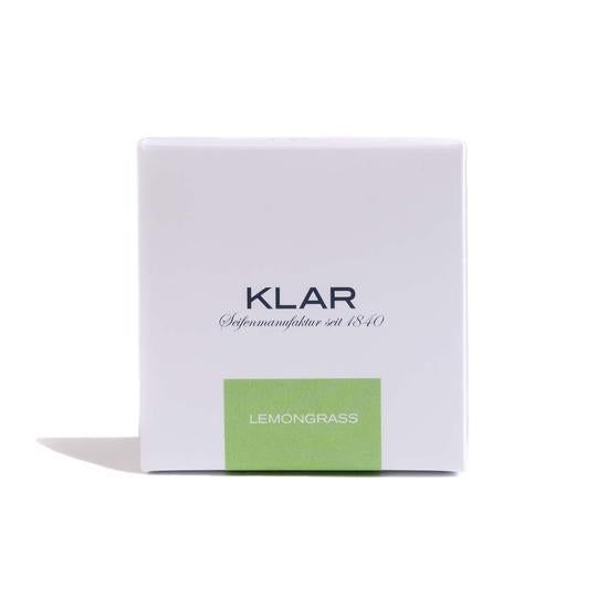 Vierkante witte verpakking met groen label en tekst LEMONGRASS. Zwarte tekst KLAR.
