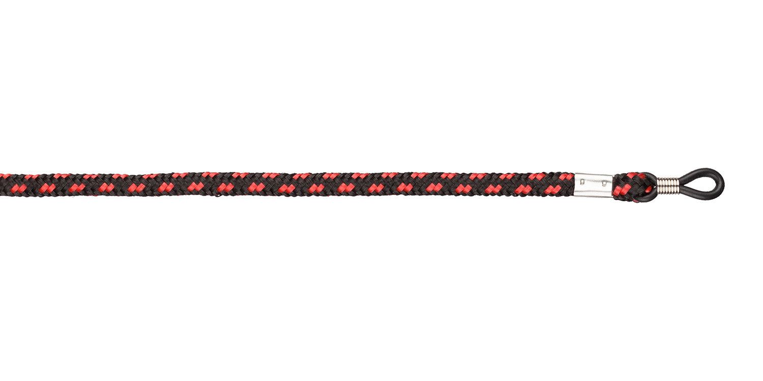 Cordon de lunettes, corde tressée rouge et noire, extrémité métallique, boucle noire. Gros plan, fond blanc.