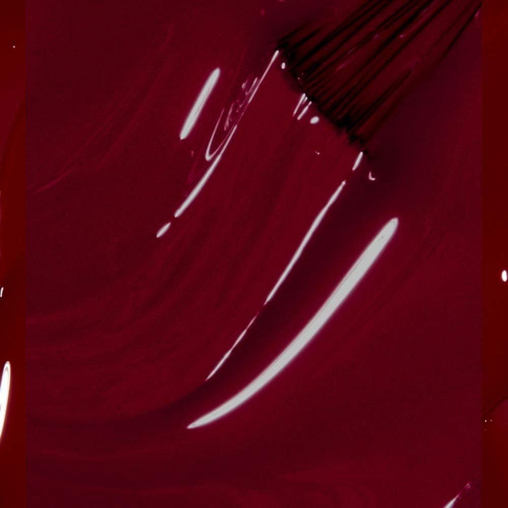 Vernis à ongles bordeaux, pointe du pinceau. Texture brillante avec reflets clairs. Gros plan.