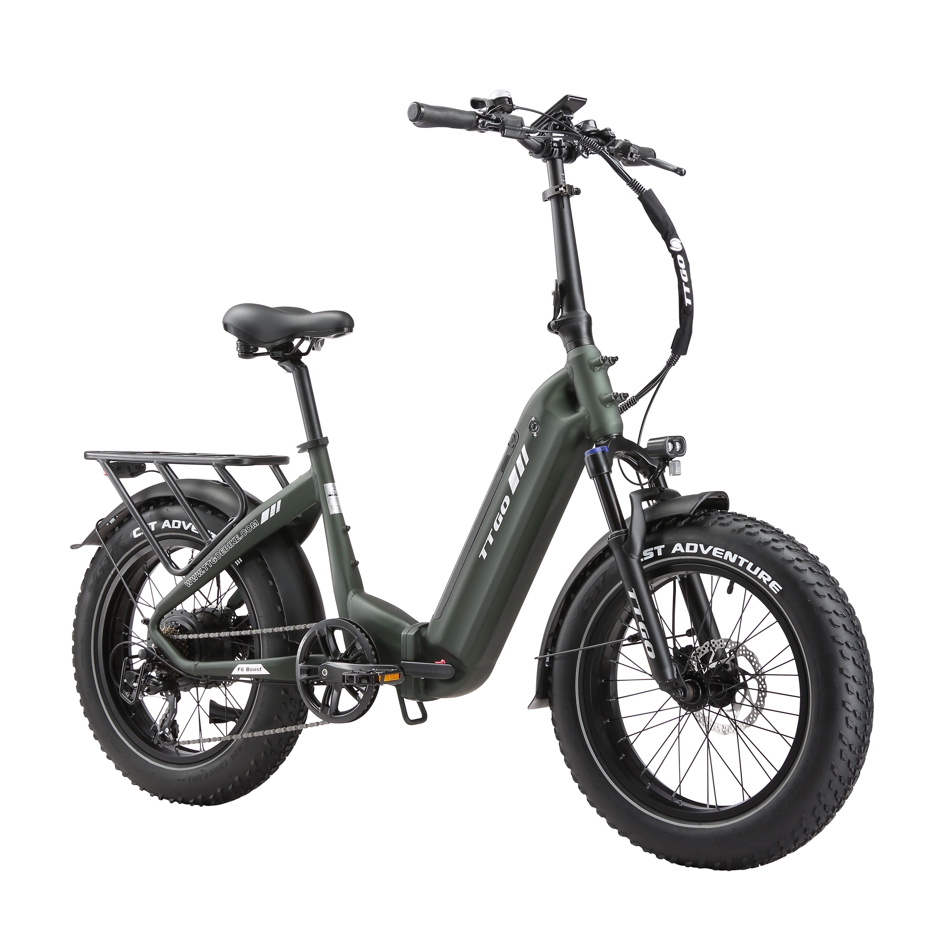 Vélo électrique pliable vert olive. Pneus, selle et guidon noirs. Porte-bagages arrière. Logo TTGO sur le cadre.